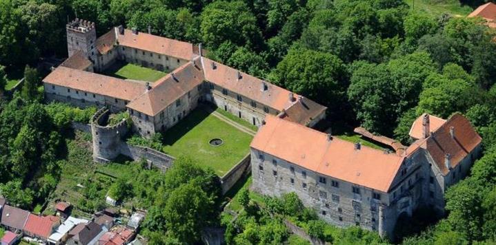 je však od roku 2016 majitelem zámku Spolek SVÉBYT. Od r. 2009 do r. 2016 probíhala obnova střech z prostředků města Brtnice a Ministerstva kultury.