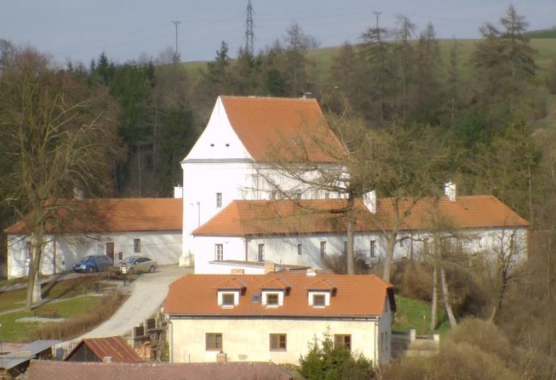 4.3 Kaple Panny Marie Pomocné Jedná se o bývalý menší kostel Panny Marie Pomocné neboli Pasovské. Ten byl však v roce 1784 odsvěcen, přeměněn ve špitál a nyní slouží k bytovým účelům.