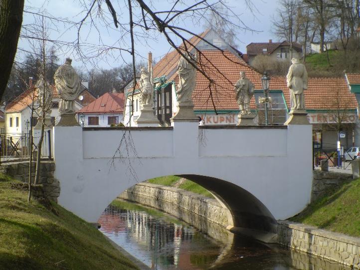 který nyní stojí na Tyršově náměstí. Jeho pozlacené prvky měly být podobné soše sv. Josefa. Sloup sv. Tomáše Akvinského stojí v aleji vedoucí k bráně zámku.