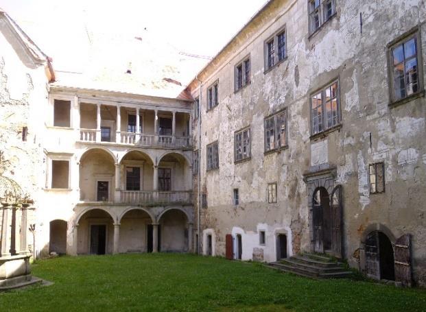 35: Místnost vybavená mobiliářem (zdroj: vlastní zpracování) Na dalším obrázku je již třetí nádvoří, které je historicky nejstarší a nejhodnotnější částí komplexu.