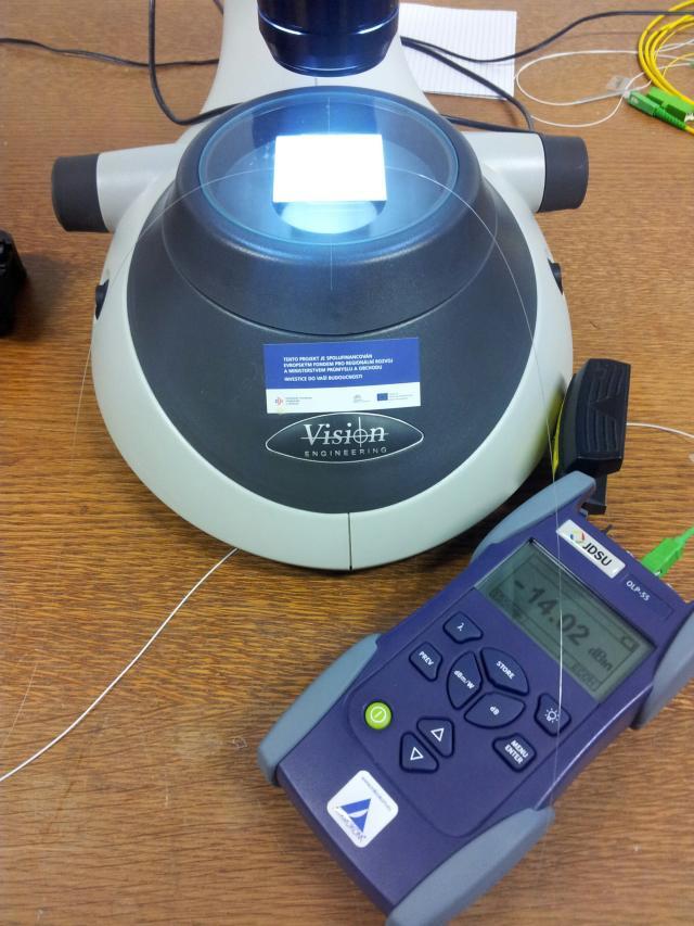 Po zapojení měřícího obvodu byla destička s vlákny vložena pod mikroskop Vision Engineering MEH-001.