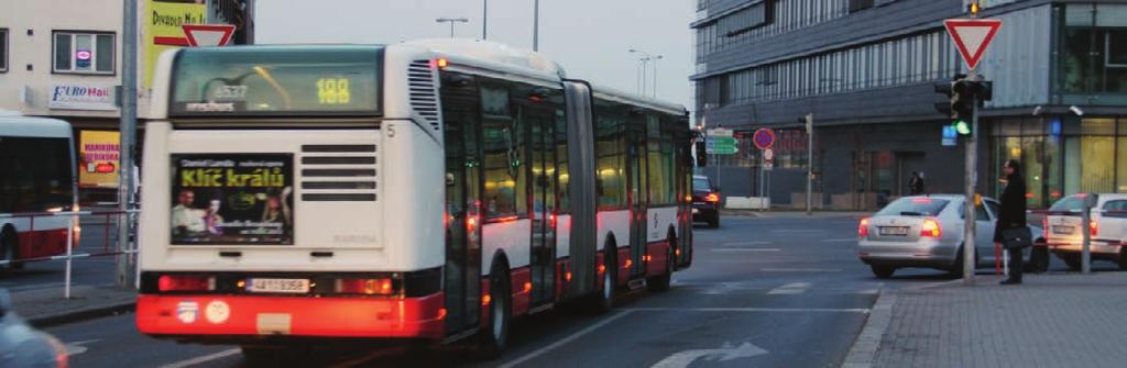 jízdě autobusů MHD před křižovatkou ulic Vinohradská, Jana Želivského a Soběslavská.