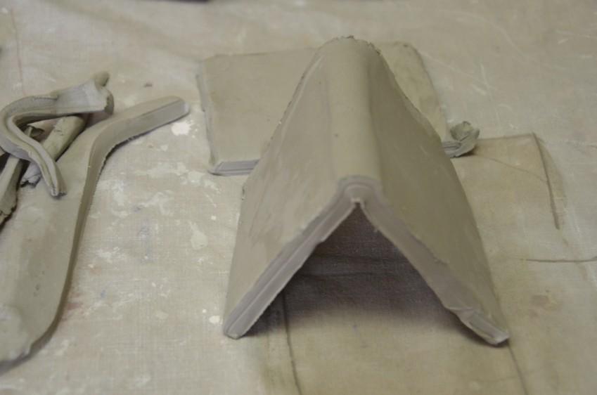 Jak na to: Výroba šablony Dle požadovaného rozměru krmítka vyrobíme 2 obdélníky z papíru. Menší bude sloužit jako podlaha krmítka a z delšího zformujeme střechu.