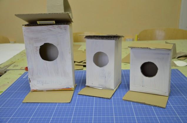 Z kartonu od krabic nebo vlnité lepenky vyrobíme střechu a podložku na spodek budky, která se může