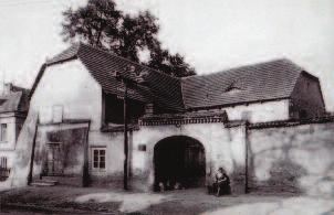 Švehlův statek K Horkám čp. 45 Pozemek dnešního objektu čp. 45 tvořil kdysi celek s čp. 44, 43 a 134.