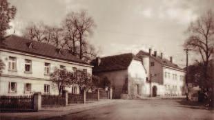 Dnešní budovy pocházejí většinou z konce 18. století. Postupné přestavby, zejména v roce 1932, zcela setřely jejich vnější historický vzhled. Později dostavěný dům čp. 134 a původní dům čp.