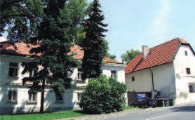 V letech 1881 1933 v tomto statku žil a zemřel prvorepublikový mi nis - terský předseda Antonín Švehla. Švehlův statek s mlýnem čp. 44 a domem čp.