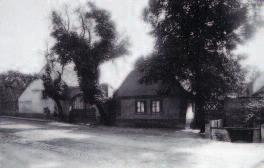 16 Dolejší mlýn, který měl mezi lety 1362 až 1567 ještě staršího předchůdce, je doložen poté, co se roku 1541 stal pánem hostivařské tvrze a vsi Jan Koutský z Kostelce.
