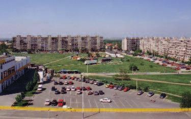 Původní náves obce Horní Měcholupy se nacházela mezi současnými ulicemi Milánská, Boloňská a Ravennská až do roku 1978, kdy bylo zbořeno 29 rodinných domků kolem návsi, vystěhováno 140 obyvatel a