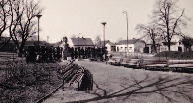 Hornoměcholupská náves v roce 1908 a 1975 Pomník padlým z 1. a 2.