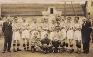 Železniční zastávka Horní Měcholupy Železnice, bývalá dráha Císaře Františka Jo se - fa, procházela obcí již od roku 1871. V ro ce 1905 bylo schváleno vybudování osobní zas - távky Horní Měcholupy.