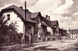 72 v Uhříněveské, dnes Holoubkovské ulici Byl postaven Antonínem Her vert em jako druhý horno měcholupský hostinec s velkým sálem a slavnost ně otevřen 1. květ na 1933.