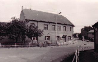 Hostinec U Nykodýmů bývalé čp. 12 Hostinec U Ny ko dý mů stával v mís tě dnešního parkoviště u obchodu Na Vartě.