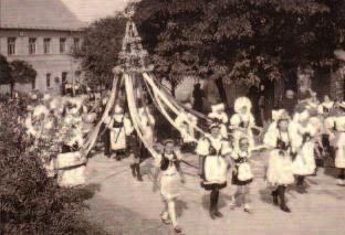 prosince 1898 tu byl ustaven Sbor dobrovolných hasičů Horních Měcholupy, kteří zde měli i spolkovou místnost.