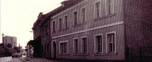 Hostivařská ulice se původně jmeno vala Nádražní, vychází totiž z Hostivařského náměstí k seve ro vý chodu, směrem k nádra ží Hostivař.