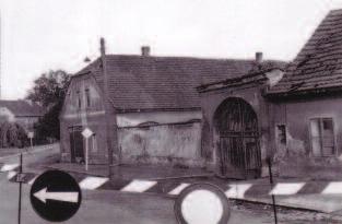 Akcíz Hostivařské náměstí čp. 15 (nyní prázdný pozemek) Kousek vedle hostince Budína stával tzv. Akcíz, kde se od roku 1922 při příjezdu do Prahy platilo clo potravinová daň. Tato tzv.