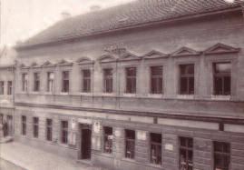 V prvním patře, kromě bytových jed - notek pavlačového typu, sídlila obecní veřejná kni hovna a do roku 1922 i staros ta a místní samo správa.