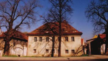 Indikační skica Stabilního katastru v roce 1841 zachycuje zhruba stejnou dispozici obytného stavení a chléva, velké stavení za dvo rem bylo zbořeno, stodola