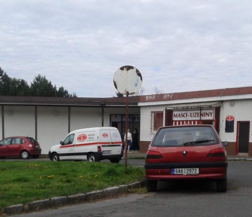 Jako další příklad jsem vybrala dopravní značku, která se nachází v Modřanech, konkrétně u ulice Zátišská. Jedná se o značku,,zákaz zastavení, která je poměrně zrezlá a působí tak, že již není platná.