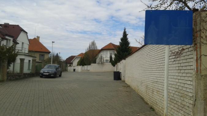 K Potůčku začíná obytná zóna v místě, kde se kříží s ulicí Ploštilova a od tohoto místa už pokračuje pouze obytná zóna.