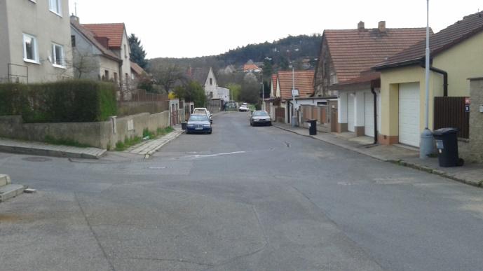 Také se zde nacházejí boční zúžení, které slouží jako plocha pro zeleň.