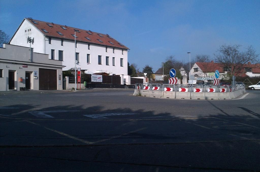 Z důvodu, že je zde nutné zachovat autobusové zastávky a zároveň se na křižovatce nachází 4 přípojné větvě, je nejlepším řešením zachovat zde okružní křižovatku.