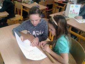 I. Projekt 2. a 7. třídy Jak sedmáci učí číst druháčky aneb Babi, podívej, co jsem dostal od kmotříčka! V pondělí 11. prosince se sešli druháčci z obou tříd se svými kmotříčky ze sedmé třídy.