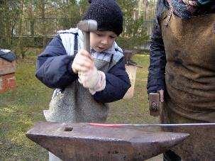 laskavým vedením ukovaly nůž nebo náramek.