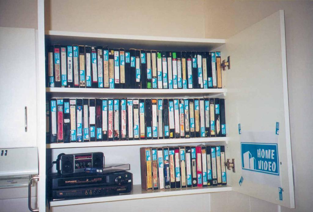 2001, Brno, Galerie G99, Obrazy se zvolna míhají HOME VIDEO, 2001, interaktivní video-instalace, sbírka videokazet z bazaru
