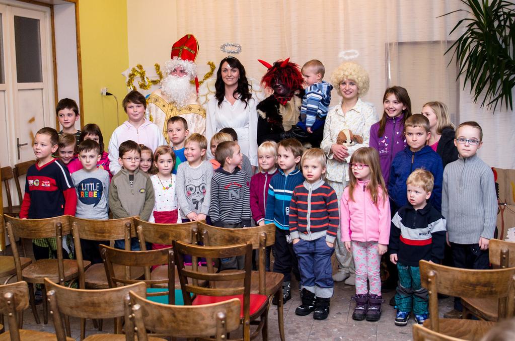 prosince se konalo předvánoční Setkání seniorů, a to premiérově na sále kulturního domu, což přispělo k tomu, že jsme mohli občanům promítnout zhruba 20 minutový film o naší obci, natočený pomocí