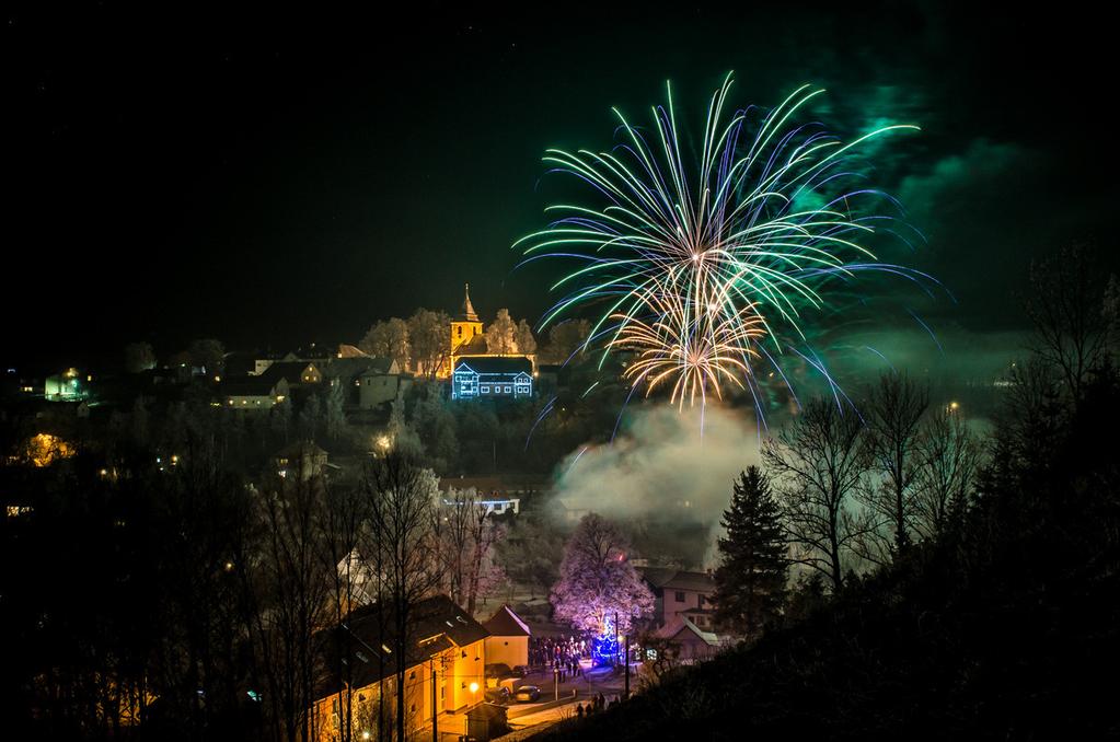 Prosincové akce 2016 v Sebranicích uvítaly všechny generace, a tak na ledové ploše kroužily celé rodiny, mládež i senioři.