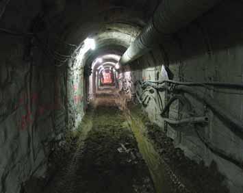Obr. Ražba štoly primární ostění štoly Fig. Gallery excavation primary lining průzkumu bylo 6 % ražeb zatříděno do třídy NRTM. V tomto úseku se počítalo s rozpojováním horniny trhacími pracemi.