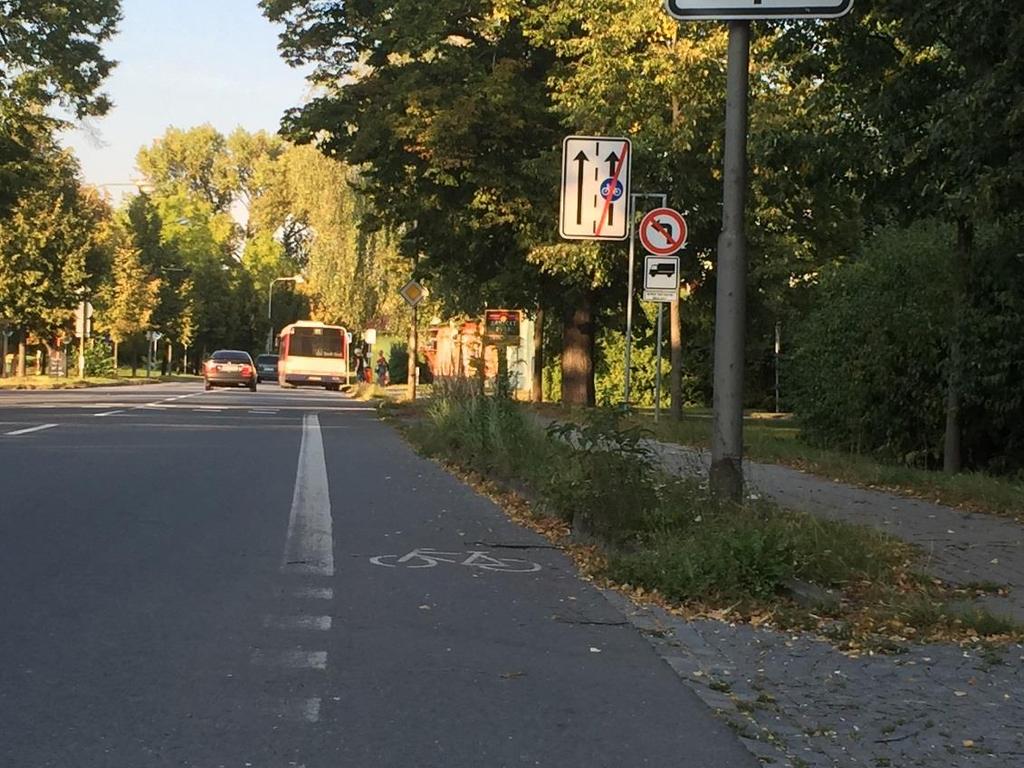 Chodník na Selském náměstí šikmo naproti kostela, místo působí zanedbaně, viz fotky.