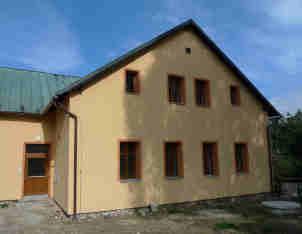 ČERNAVAN ročník 2015 číslo 2 10. výročí hospodských O víkendu dne 10.10.2015 postavili hospodští Jan Black Žejdl se svou družkou Petrou Pelesnou sud piva na to, že jsou již desátým rokem v rájecké hospodě váženými výčepními.
