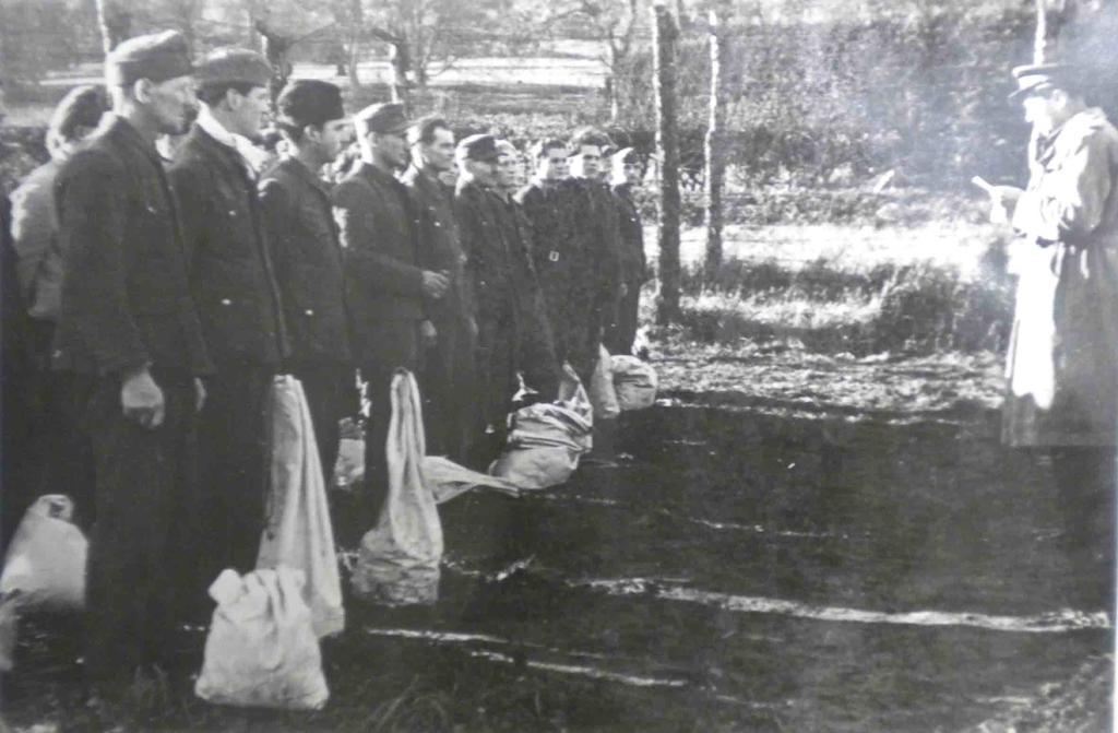 Ladislav Švíř čte nově příchozím zajatcům prohlášení o vstupu