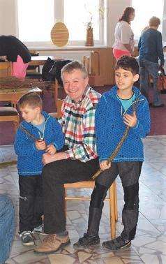 K vidění zde byly ukázky zdobení kraslic voskem, škrabáním, pletení pomlázek, zpestřením bylo předení ovčí vlny na kolovrátku.