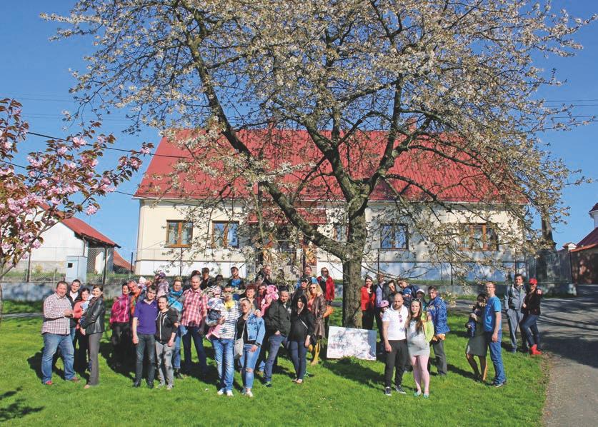 Prvomájové líbání pod třešní Rekord byl překonán! Opět po roce jsme se sešli 1. máje pod rozkvetlou třešní u kulturního domu a svůj polibek zde najednou uskutečnilo celkem 21 zamilovaných párů.