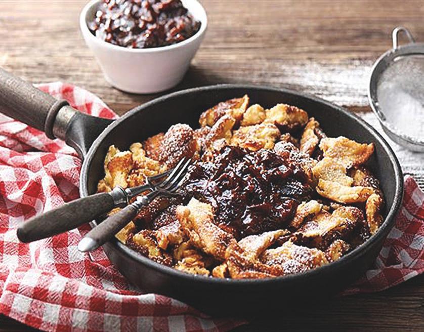 Císařský trhanec Kaiserschmarrn Ingredience: 250 g polohrubé mouky 1 lžička soli 4 vejce, žloutek a bílek zvlášť 500 ml mléka 100 g másla namočené rozinky máslo na opečení moučkový cukr na poprášení
