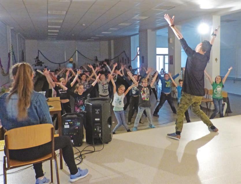 Aprílová diskotéka Dne 12. 4. 2017 se žáci čtvrté a páté třídy zúčastnili diskotéky pod vedením DJ Křupky a tanečníka, průvodcem odpoledne v jedné osobě Antoniem Langerem.