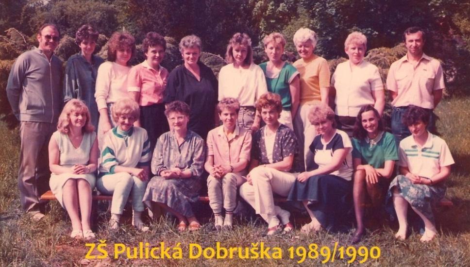 Učitelský sbor horní řada: Alois Žďárek, Zdena Zajíčková, Dana Marková, Ludmila Mračíková, Jaroslava Machová, Renata Vágnerová, Jana Urbanová, Anna Hlaváčková, Jana Sobotková, Václav Hlavsa