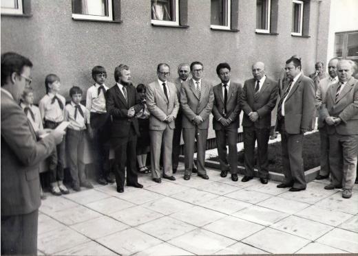 Vzpomínky pamětníků SLAVNOSTNÍ OTEVŘENÍ V ROCE 1985 Nová budova byla slavnostně otevřena 31. srpna 1985. Co vše tomu ale předcházelo?