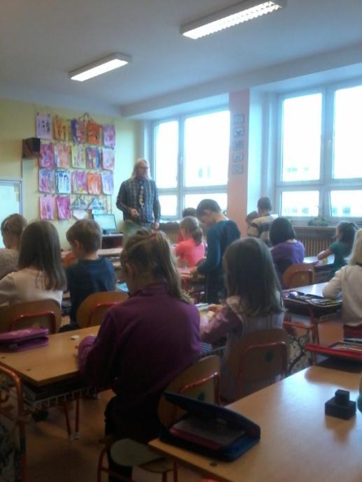 29. 11. 2016 pak pan učitel Pavlíček ze stejné školy představil metodu výuky matematiky dle profesora Hejného v 1. třídě a 13. 12.