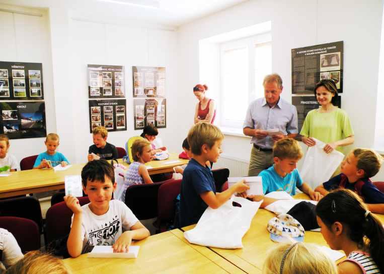 UŽ JSEM ČTENÁŘ KNÍŽKA PRO PRVŇÁČKA Naši prvňáčci ukončili letošní projekt Už jsem čtenář Knížka pro prvňáčka v úterý 20.června.
