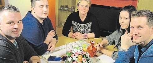 16 7. dubna 2017 Česká republika KDO UVAŘÍ Pondělí: Petr Kalvoda (40) Je telefonní bankéř. Dříve dělal prodavače módy, číšníka, správce nemovitosti i manažera hotelu.