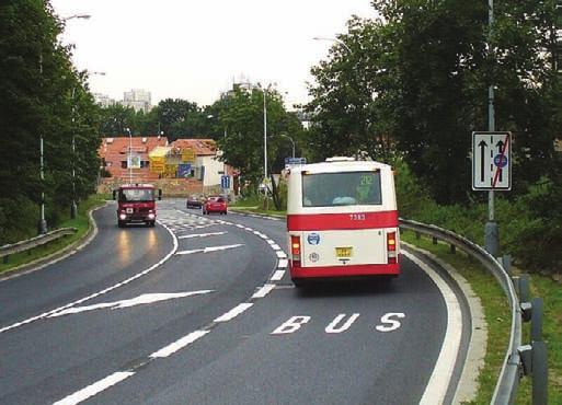 1) Modřany Ulicí Československého exilu v Modřanech projíždí autobusy linek,,,, a v ranní přepravní špičce pracovního dne se jedná ve směru do centra o padesátku spojů za hodinu.