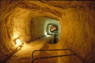 HISTORICKÉ STAVBY Semiramidin tunel, Asýrie 9. stol. př.n.l., pod řekou Eufrat v Babylonu. Podle písemného svědectví dějepisce Diodora Sicula (2. stol. př.n.l.) postaven v otevřené rýze z cihel spojovaných asfaltem, v délce 900 m s profilem 4 x 5 m uzavřeným klenbou.