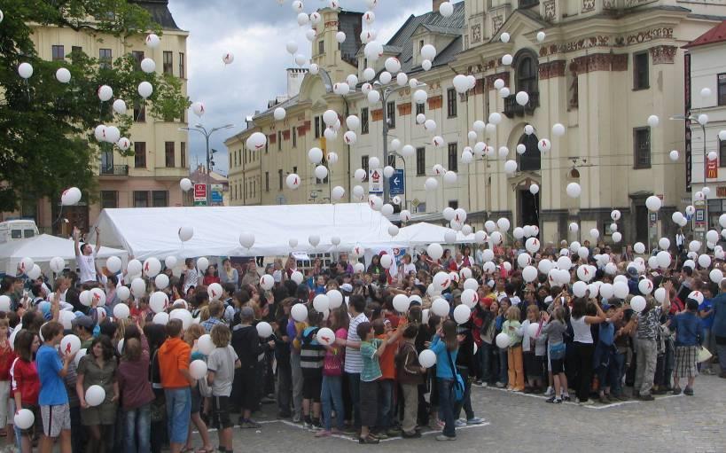 Interaktivní akce Hrou proti AIDS (pro žáky ZŠ a SŠ 4 stanoviště) Světlo pro AIDS a