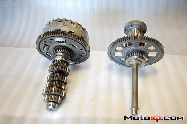 VÝBĚR KONCEPTU MOTORU 2.2 ÚPRAVA MOTOCYKLOVÉHO MOTORU Motory výkonných silničních motocyklů lze s různým stupněm úspěšnosti zabudovat do automobilu.