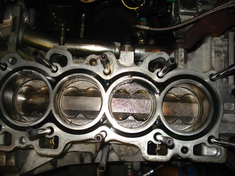 2 Blok motoru B16A2, pohled od olejové vany [42] Obr.3.3 Blok motoru B16A2, pohled od hlavy válců [43] Uvnitř klikové hřídele jsou šikmo příčně vyvrtány mazací kanály pro mazání ojničních čepů.