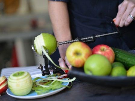 dechová hudba. Při procházkách městem budou všude k dispozici stánky s burčákem, vínem a gastronomickými specialitami.